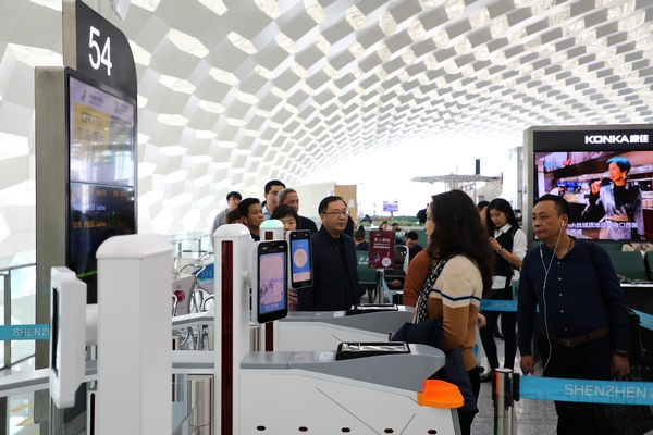 深圳机场携手华为打造形成运行一张图、安全一张网、服务一条线的全新智慧运行模式 摄影：叶丹.jpg