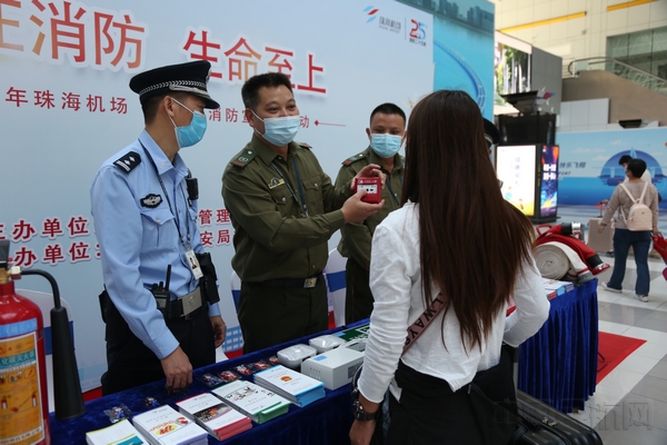 工作人员向旅客介绍灭火设备的使用方法.jpg 工作人员向旅客介绍灭火设备的使用方法.jpg