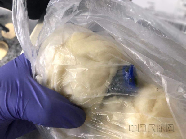 查获藏匿携带的打火机。徐菊菊摄_副本.jpg 查获藏匿携带的打火机。徐菊菊摄_副本.jpg