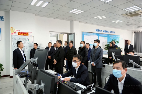 评估专家组参观烟台机场运控中心2.jpg