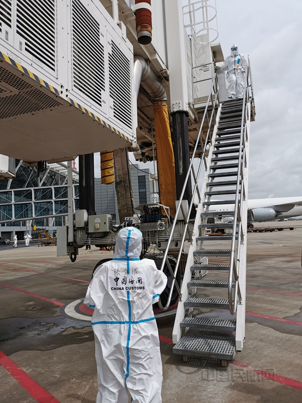 海关人员登临浦东机场航空器检疫-钱擘摄_副本.jpg 海关人员登临浦东机场航空器检疫-钱擘摄_副本.jpg