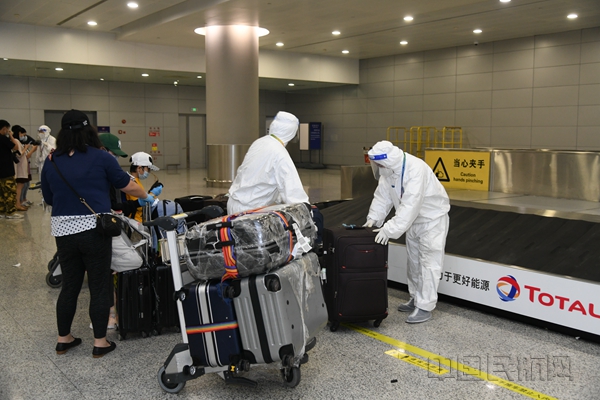 机场工作人员为浦东入境航班旅客做好行李消毒和摆放-上海机场供图_副本.jpg
