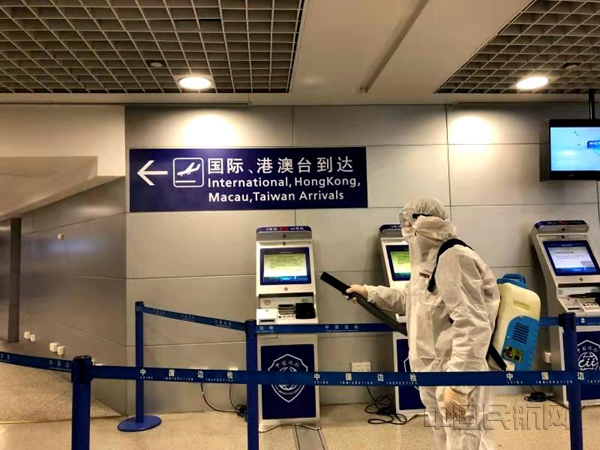 机场工作人员在境外到港旅客动线上开展消毒-上海机场供图_副本.jpg