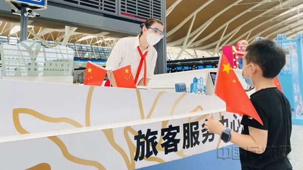 长假中布置了浓浓国庆佳节氛围的浦东机场服务柜台-上海机场供图 _副本.jpg 长假中布置了浓浓国庆佳节氛围的浦东机场服务柜台-上海机场供图 _副本.jpg