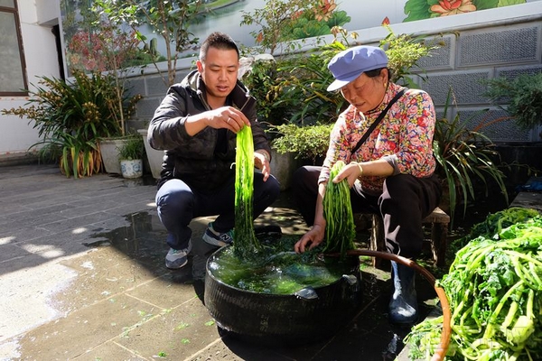 尹林伟常年走村入户帮扶，与村民建立了深厚感情。抒鑫 摄_副本.jpg