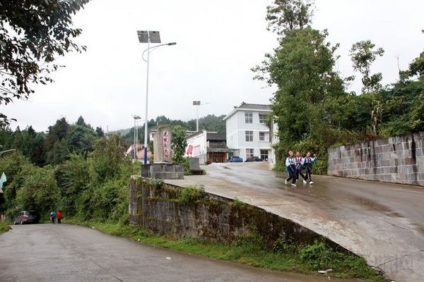 如今的乡村公路和夜间太阳能路灯。抒鑫 摄_副本.jpg