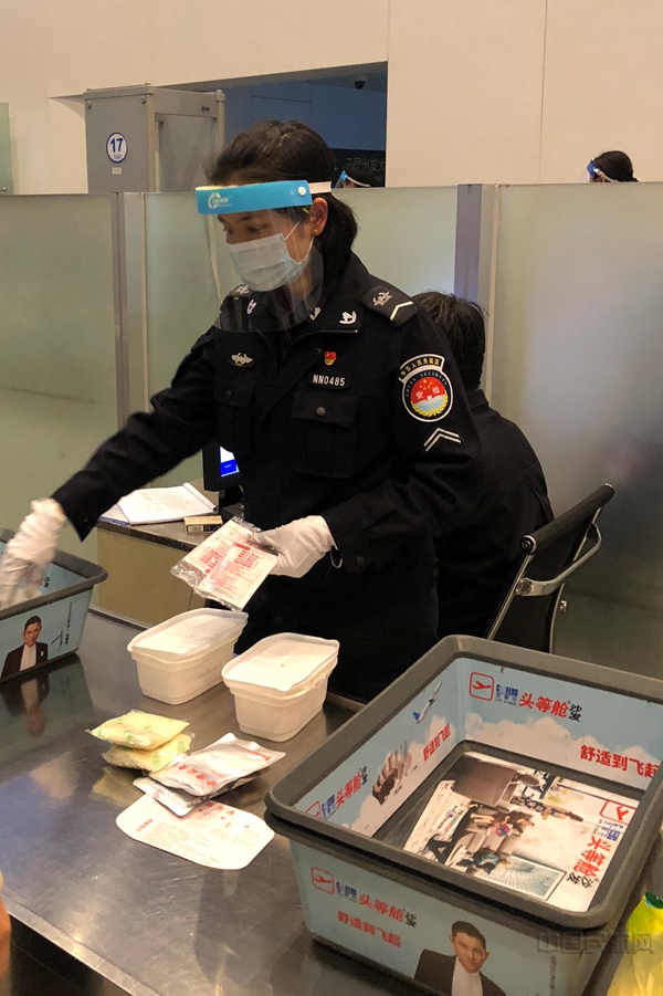 图片1--南宁机场安全检查站多次查获自热食品1.jpg