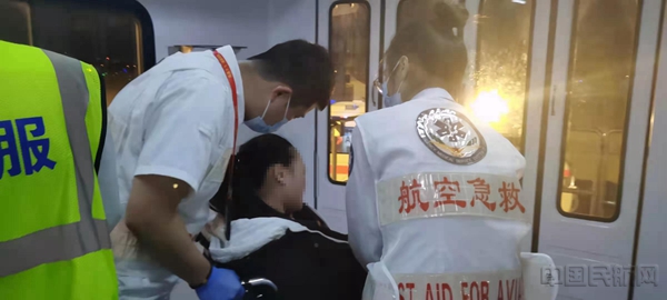 三亚机场急救中心医护人员时刻观察孕妇旅客情况4.jpg