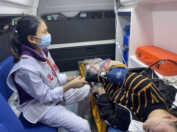 三亚机场紧急转运即将生产的孕妇旅客5.jpg