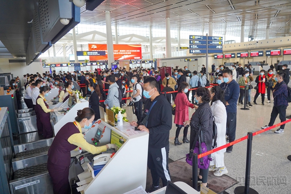 模拟旅客在海南航空值机柜台办理值机3