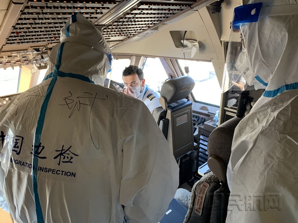 nEO_IMG_边检民警登机进行人证对照-秦加斌摄