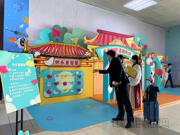 nEO_IMG_旅客参与互动游戏