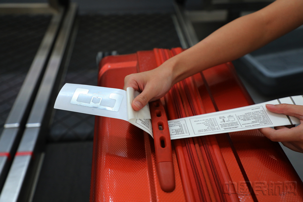 通过RFID技术应用，旅客可实时掌握托运行李信息 摄影：叶丹.jpg