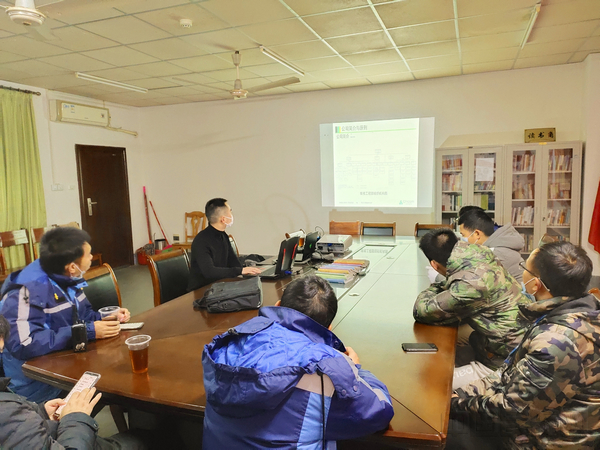 教员在介绍春秋航空机队组成.jpg 教员在介绍春秋航空机队组成.jpg