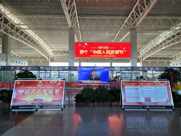 图:候机楼摆放宣传展板 摄影:邱敏_副本.jpg 图:候机楼摆放宣传展板 摄影:邱敏_副本.jpg