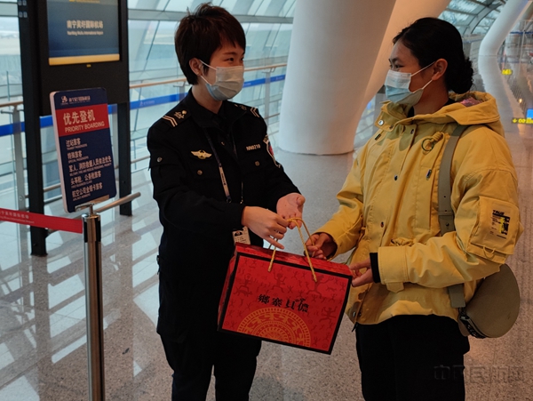 送晚到旅客登机4