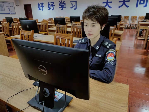 深夜在电教室复习业务知识2