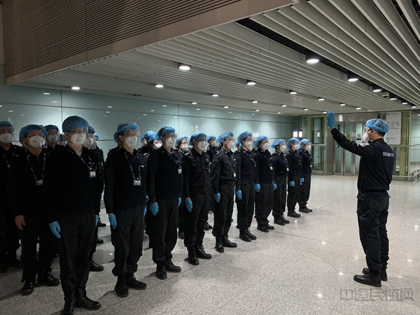 张旺班长向班组成员传达上级工作部署1.jpg 张旺班长向班组成员传达上级工作部署1.jpg