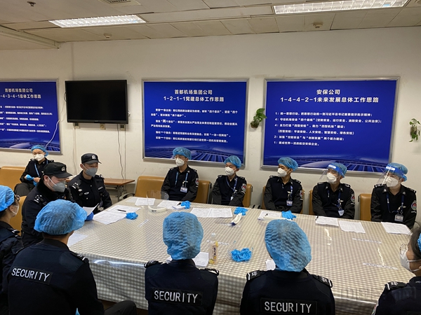 派出所的民警同志进行安全教育4