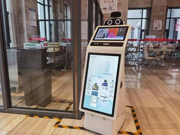 图:呼和浩特机场职工餐厅入口处的智能测温机器人2.jpg 图:呼和浩特机场职工餐厅入口处的智能测温机器人2.jpg