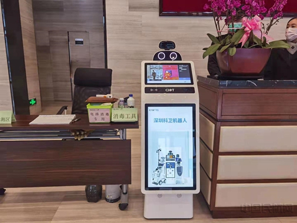 图:办公楼前端的智能测温门岗机器人1.jpg 图:办公楼前端的智能测温门岗机器人1.jpg