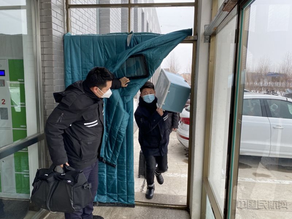 逆路而行员工紧急回到机场2.jpg
