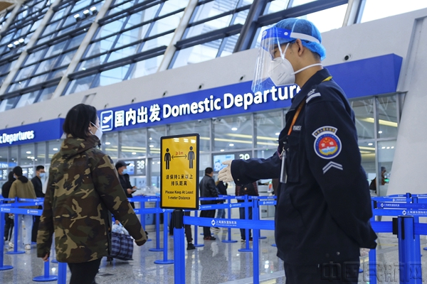 水印 机场工作人员提醒旅客保持距离-上海机场供图4