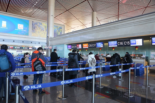 "春运"首日 哈尔滨机场服务旅客安全顺利出行