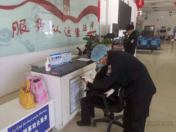 安检人员为老年旅客出行提供服务_(1)2.jpg