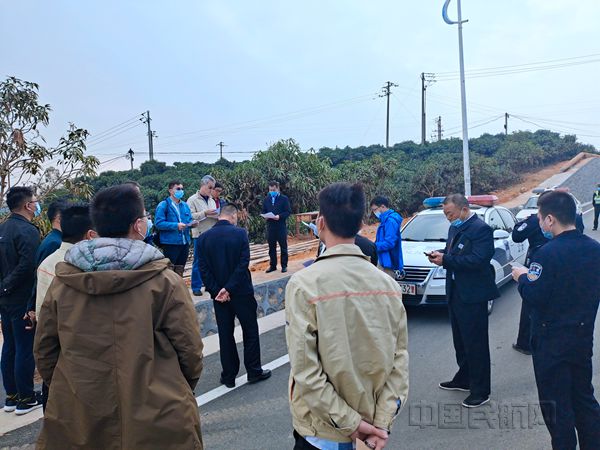 验收组进行外观检查_副本.jpg 验收组进行外观检查_副本.jpg