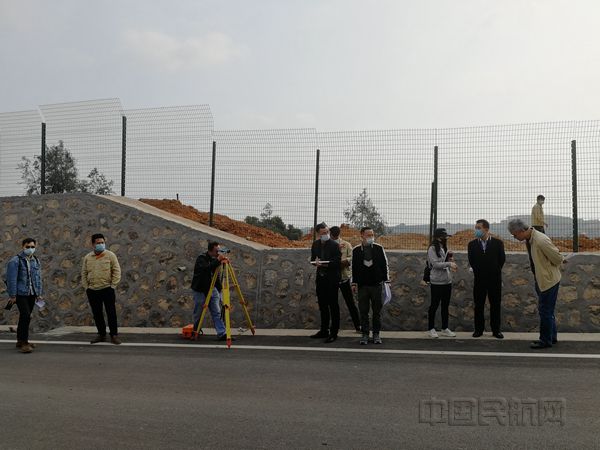 验收组进行实测实量_副本.jpg 验收组进行实测实量_副本.jpg