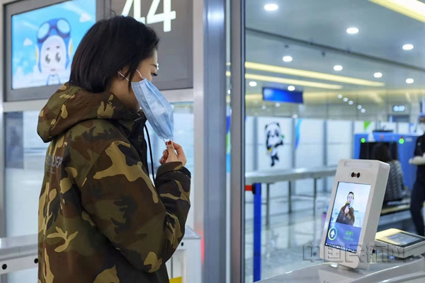 旅客正在通过浦东机场人脸识别自助候检闸机-浦东机场供图_副本.jpg 旅客正在通过浦东机场人脸识别自助候检闸机-浦东机场供图_副本.jpg