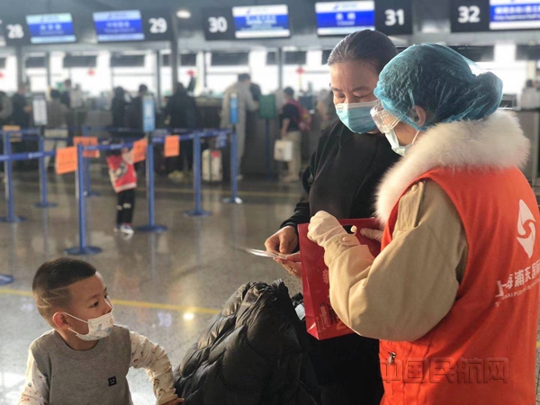 安检志愿者在值机区域向旅客发放《安检政策指南》-浦东机场供图_副本.jpg 安检志愿者在值机区域向旅客发放《安检政策指南》-浦东机场供图_副本.jpg