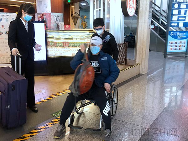 餐饮公司真情服务温暖老年旅客出行路1_副本.jpg