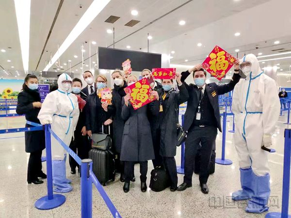 民警为机组员工送福字、迎新春-胡烨亮摄_副本.jpg 民警为机组员工送福字、迎新春-胡烨亮摄_副本.jpg