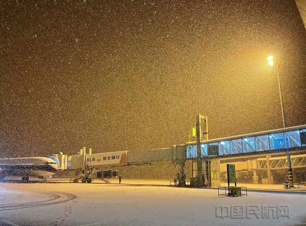 伊宁机场迎战春运首场强降雪
