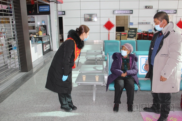 特安排当地会地方方言工作人员与老年旅客沟通_副本.jpg