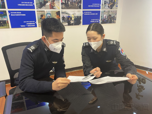 吴婷婷与同事讨论业务.jpg 吴婷婷与同事讨论业务.jpg