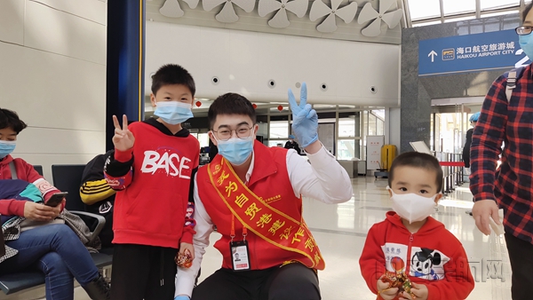 图五:美兰机场志愿者真情服务_副本.jpg 图五:美兰机场志愿者真情服务_副本.jpg