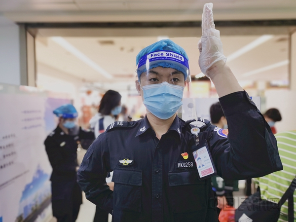 图三:美兰机场安检党员先锋岗_副本.jpg