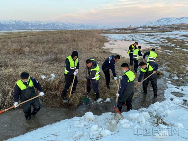 那拉提机场全面做好融雪防汛工作 (5)_副本.jpg