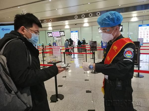 图：正在解答旅客问题的安检员_副本.jpg