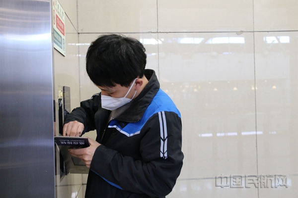 图2：运维人员在航站楼主电梯安装设备（陶笑一 摄）_副本.jpg