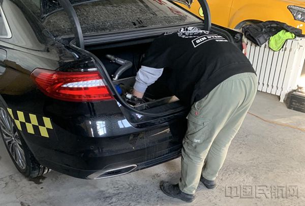 图:呼伦贝尔机场场务工作人员精心维护校准摩擦系数测试车 摄影:齐云龙_副本.jpg 图:呼伦贝尔机场场务工作人员精心维护校准摩擦系数测试车 摄影:齐云龙_副本.jpg