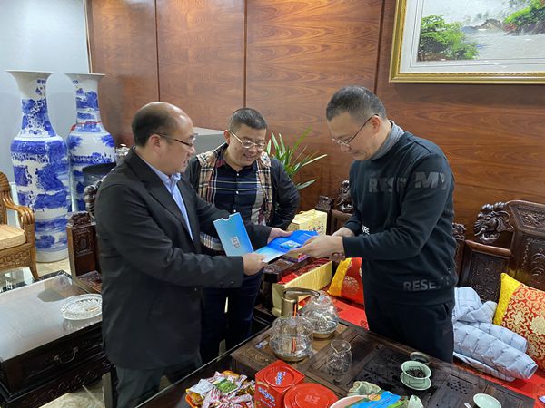柳州机场拜访福建商会企业_副本.jpg 柳州机场拜访福建商会企业_副本.jpg
