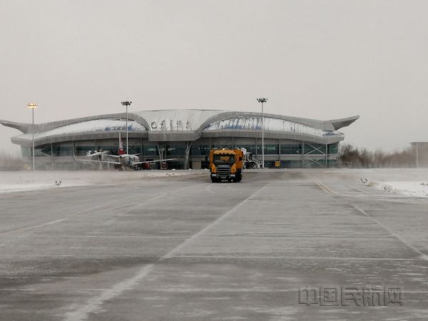 图:对联络道进行除冰雪作业_副本.jpg 图:对联络道进行除冰雪作业_副本.jpg