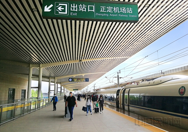 石家庄机场“空铁联运”的便利和实惠受到越来越多旅客的青睐。_副本.jpg 石家庄机场“空铁联运”的便利和实惠受到越来越多旅客的青睐。_副本.jpg