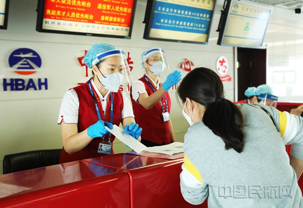 石家庄机场工作人员为旅客办理中转手续。_副本.jpg 石家庄机场工作人员为旅客办理中转手续。_副本.jpg
