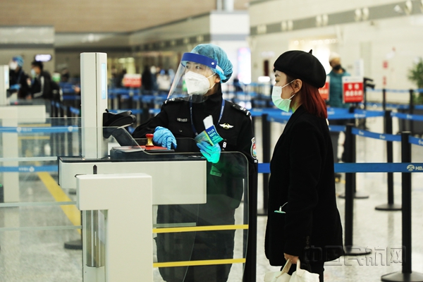 石家庄机场 “一证通关”过检，让旅客感受到更加智能化、个性化、精细化的出行体验。_副本.jpg