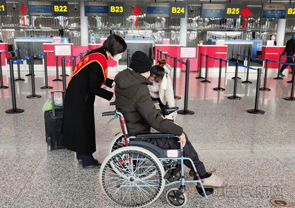 石家庄机场为轮椅、无陪护老人和儿童等特殊旅客,提供一对一提供全流程陪伴服务。_副本.jpg 石家庄机场为轮椅、无陪护老人和儿童等特殊旅客,提供一对一提供全流程陪伴服务。_副本.jpg
